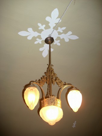 Lampadario Liberty, ottone e vetro di Murano satinato, Italia, 1900/1920 ca 