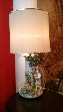 base con paralume, ceramica dipinta, Napoli manifattura di Capodimonte, 1850/1890 ca 40 x 81 h cm 